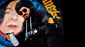 مكي دفاس.. الشاب الذي حوّل جدران الشوارع إلى لوحات فنية