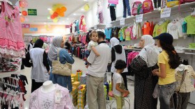 إقبال كبير للعائلات على ملابس العيد للكبار والصغار