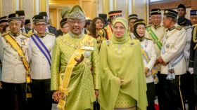 ملكة ماليزيا تستنكر اعتقال منتقديها