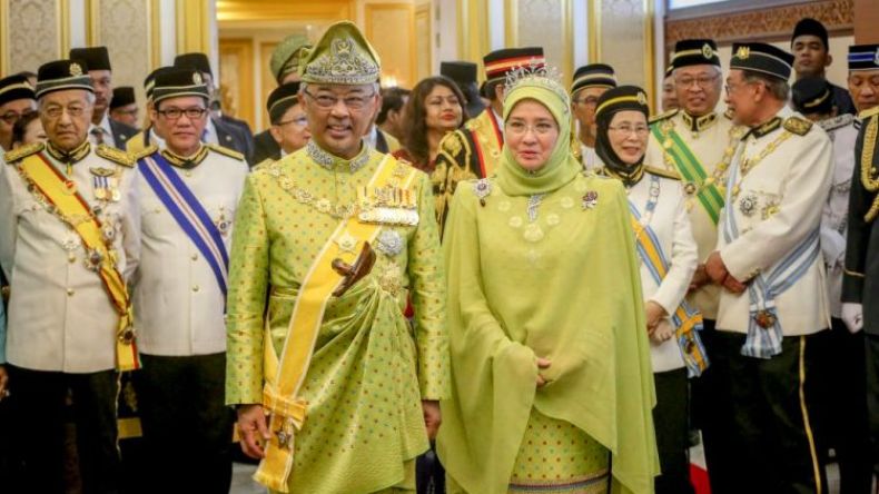 ملكة ماليزيا تستنكر اعتقال منتقديها