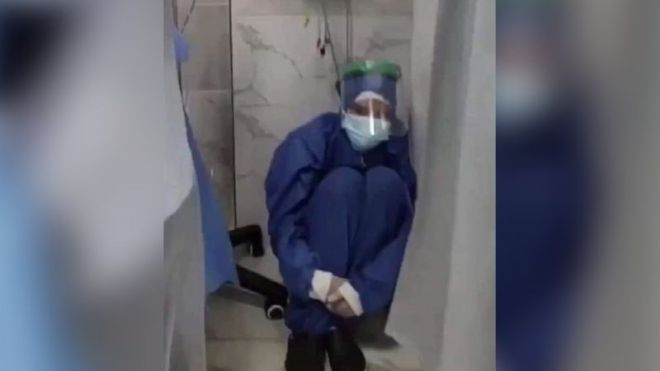 ممرضة تنهار بعد وفاة جميع مرضى كورونا في الإنعاش!
