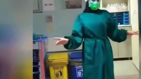 ممرضة إيرانية تؤدي رقصة الكورونا في الحجر الصحي