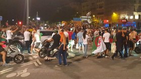 مواطنون يعبرون عن فرحتهم بفوز محاربي الصحراء بطريقة هستيرية