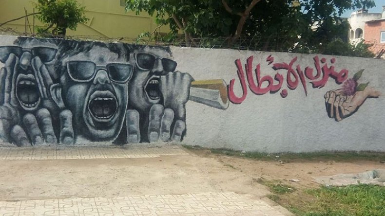 الرسام عبد الحق ضيف يحول جدران عزابة إلى ساحة للإبداع