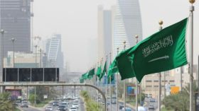 لهذا السبب تهدد السعودية بالتخلي عن الدولار في تعاملاتها النفطية؟