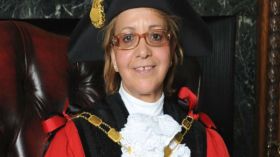 شاهد كيف أصبحت الجزائرية منى حميطوش عمدة في لندن؟