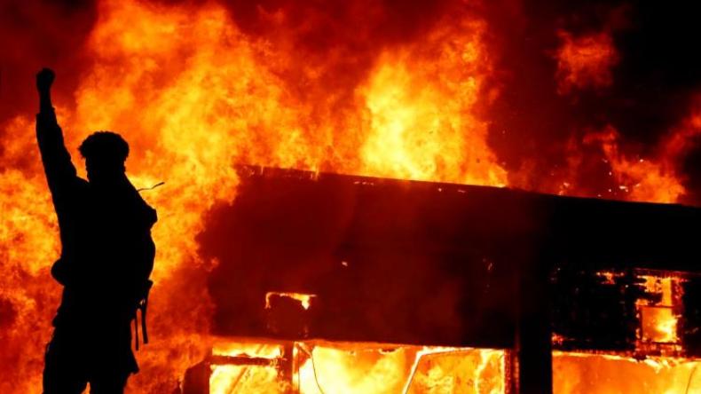 الاضطرابات تحتدم في مدن أمريكية (فيديو)