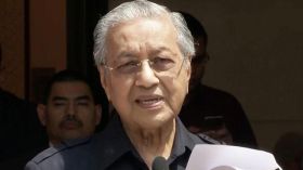ملك ماليزيا سيعفو عن السياسي المسجون أنور إبراهيم