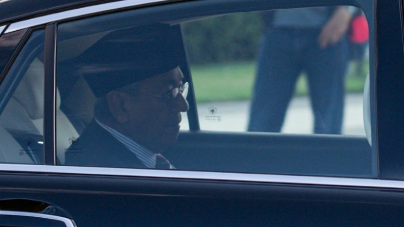 مهاتير محمد يقدم استقالته لملك ماليزيا