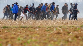 اليونان تنفي تقريراً عن موقع سري لجمع وطرد المهاجرين