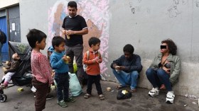 المهاجرون المشردون عند أطراف باريس.. الوجه المظلم لعاصمة الأنوار