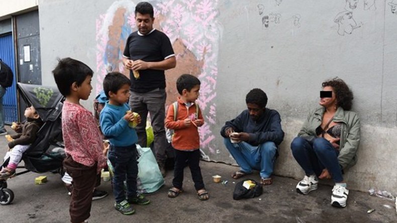 المهاجرون المشردون عند أطراف باريس.. الوجه المظلم لعاصمة الأنوار