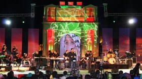 فنانون يترجون الجمهور بعدم المقاطعة ويغازلونه بأغان اجتماعية