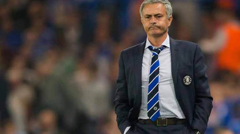 إدارة مانشستر يونايتد تبدأ البحث عن بديل مورينيو