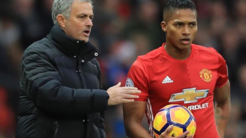 ظهير مانشستر يونايتد ينضم لقائمة المطالبين بإقالة مورينيو