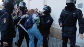 الكرملين يدافع  عن حزم الشرطة في قمعها للتظاهرات