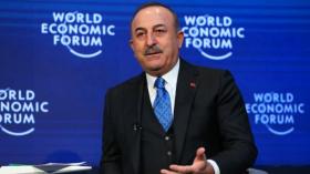 نائب يوناني يمزق العلم التركي وتشاووش أوغلو يرد