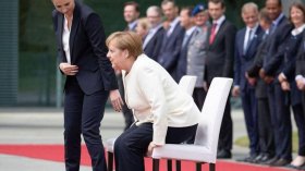 ميركل تخالف البروتوكولات تفاديا للاحراج