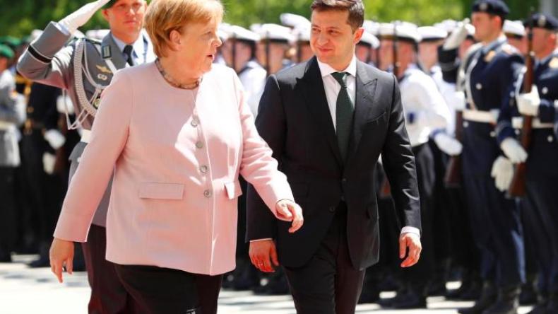 شاهد.. ميركل ترتجف بقوة أمام عدسات الكاميرا!