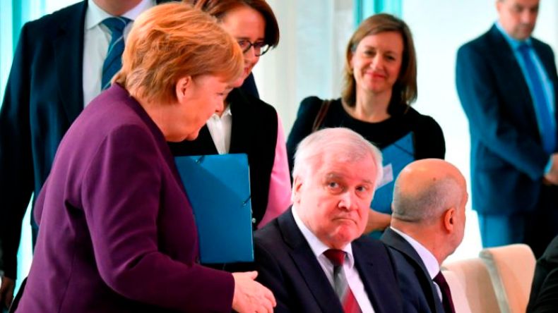 وزير داخلية ألمانيا يحرج ميركل بسبب كورونا (فيديو)