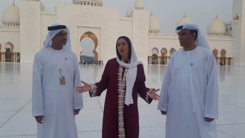 وزيرة إسرائيلية تتجول في أكبر مساجد أبو ظبي