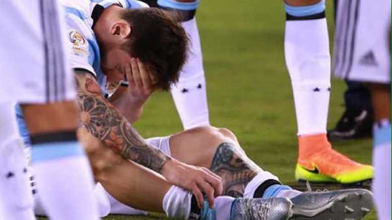 ميسي بكى كالطفل واحتضنته لتجاوز الأزمة !!