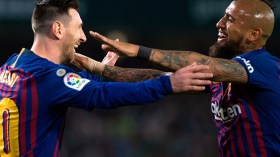 ميسي يرفض التفريط في صديقه فيدال