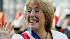 وداع شعب التشيلي للرئيسة ميشيل باشليت بالقبلات والأحضان