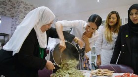 ميغان ماركل تتشارك الطهو مع نساء المركز الإسلامي