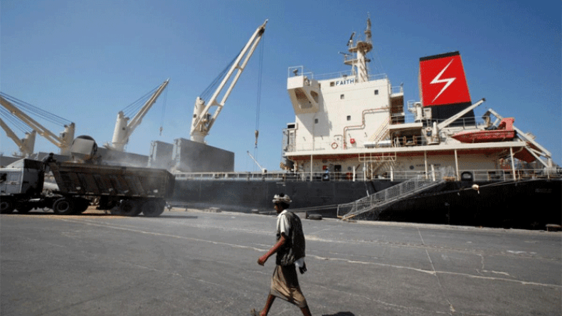 الحوثيون يسرقون معدات شركة صينية من ميناء الحديدة