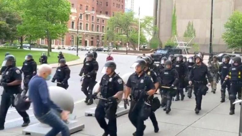 معاقبة شرطييْن لاعتدائهما الصادم على مُسن أمريكي