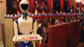 مطعم في دبي يستقدم أول نادلة روبوت لخدمة الزبائن!