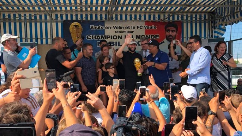 “فقير” يُراوغ زوجة الرئيس الفرنسي ويرفض تقبيلها!