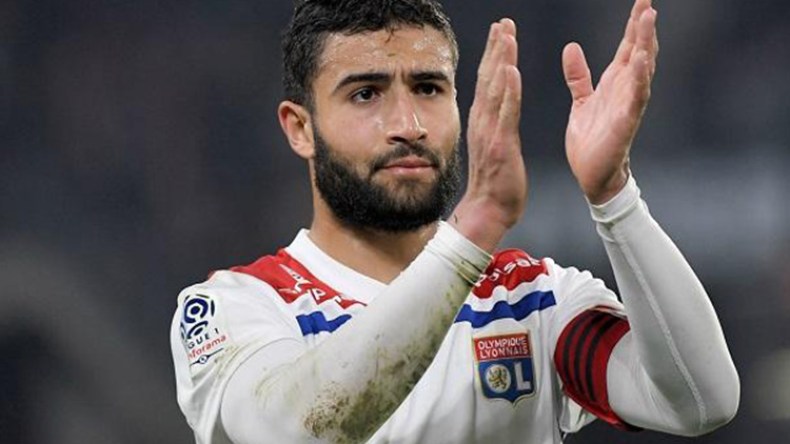 نبيل فقير يهنئ “الخضر” ويفاجئ الجزائريين