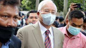 السجن 12 عاماً بحق رئيس وزراء ماليزيا السابق