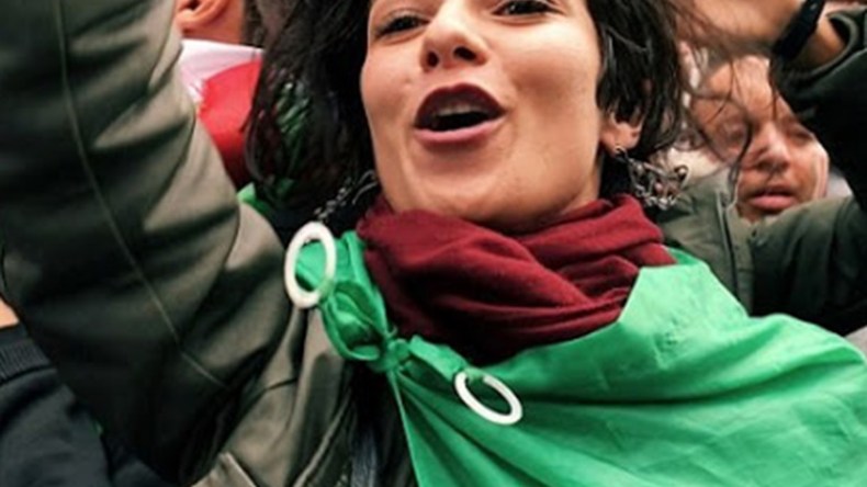 كريم عينوز ينقل حراك الجزائر إلى مهرجان برلين السينمائي