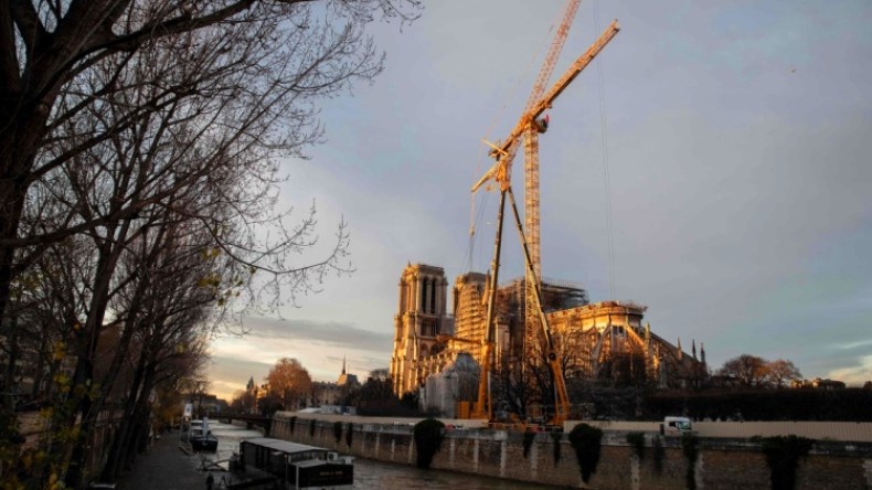 كاتدرائية نوتردام في باريس بدون قداس الميلاد