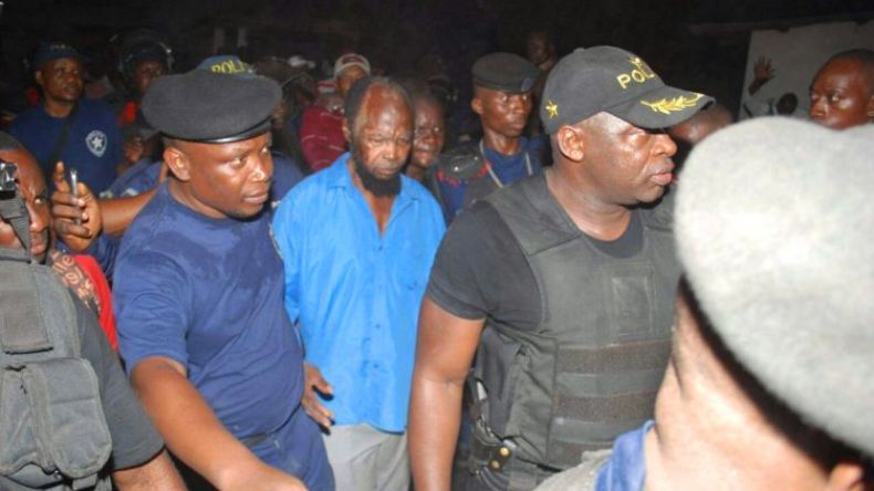 شاهد.. القبض على مدعِ نبوة في الكونغو الديمقراطية