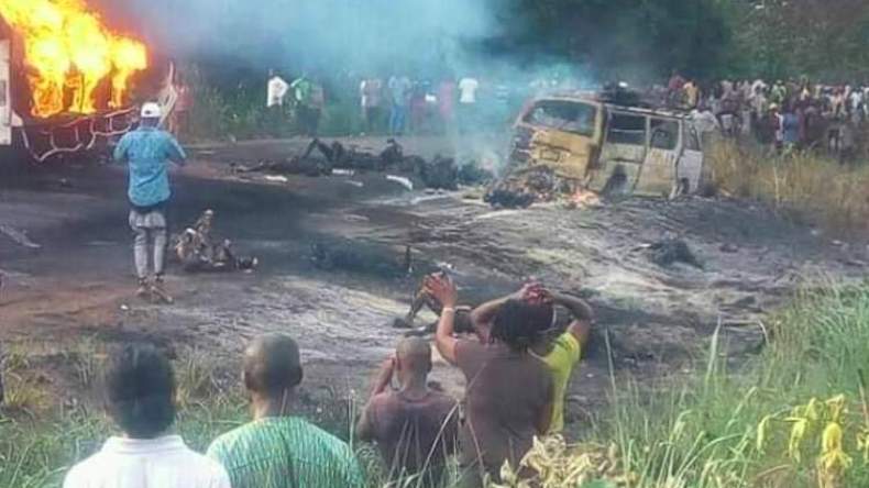 مقتل 50 إثر اندلاع حريق في شاحنة وقود