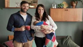 رئيسة وزراء نيوزيلندا تعود بمولودتها للعمل!