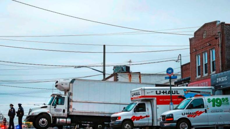 العثور على جثث متحللة في شاحنات بنيويورك (فيديو)