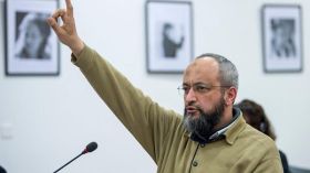 فرنسا تجمد حسابات شقيق طارق رمضان