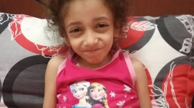 مرض نادر يحول حياة الطفلة هبة الله إلى جحيم