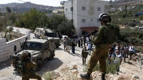 شاهد.. قوات الاحتلال تُخرج الفلسطينيين من بيوتهم