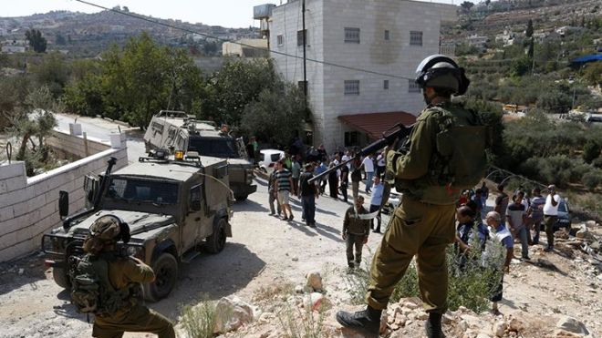 شاهد.. قوات الاحتلال تُخرج الفلسطينيين من بيوتهم