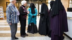 هولندا تحظر ارتداء النقاب