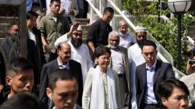 زعيمة هونغ كونغ تعتذر عن إطلاق مياه على مسجد (فيديو)