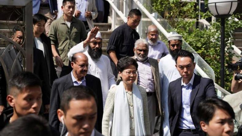 زعيمة هونغ كونغ تعتذر عن إطلاق مياه على مسجد (فيديو)