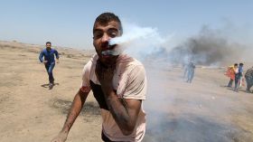 عبوة غاز إسرائيلية تضع فلسطينياً بين الحياة والموت