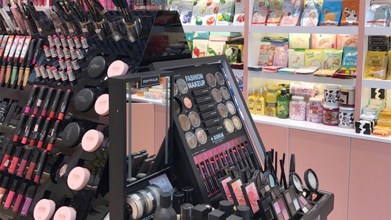 تجار مواد التجميل يستهجنون قرار منع استيراد “الماكياج”